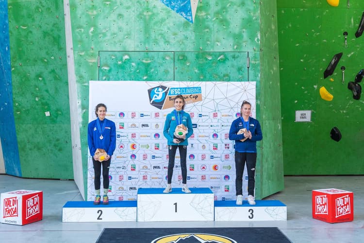 L/R: Zoe PEETERMANS of Great Britain, Laura ROGORA of Italy, Julia CHANOURDIE of France